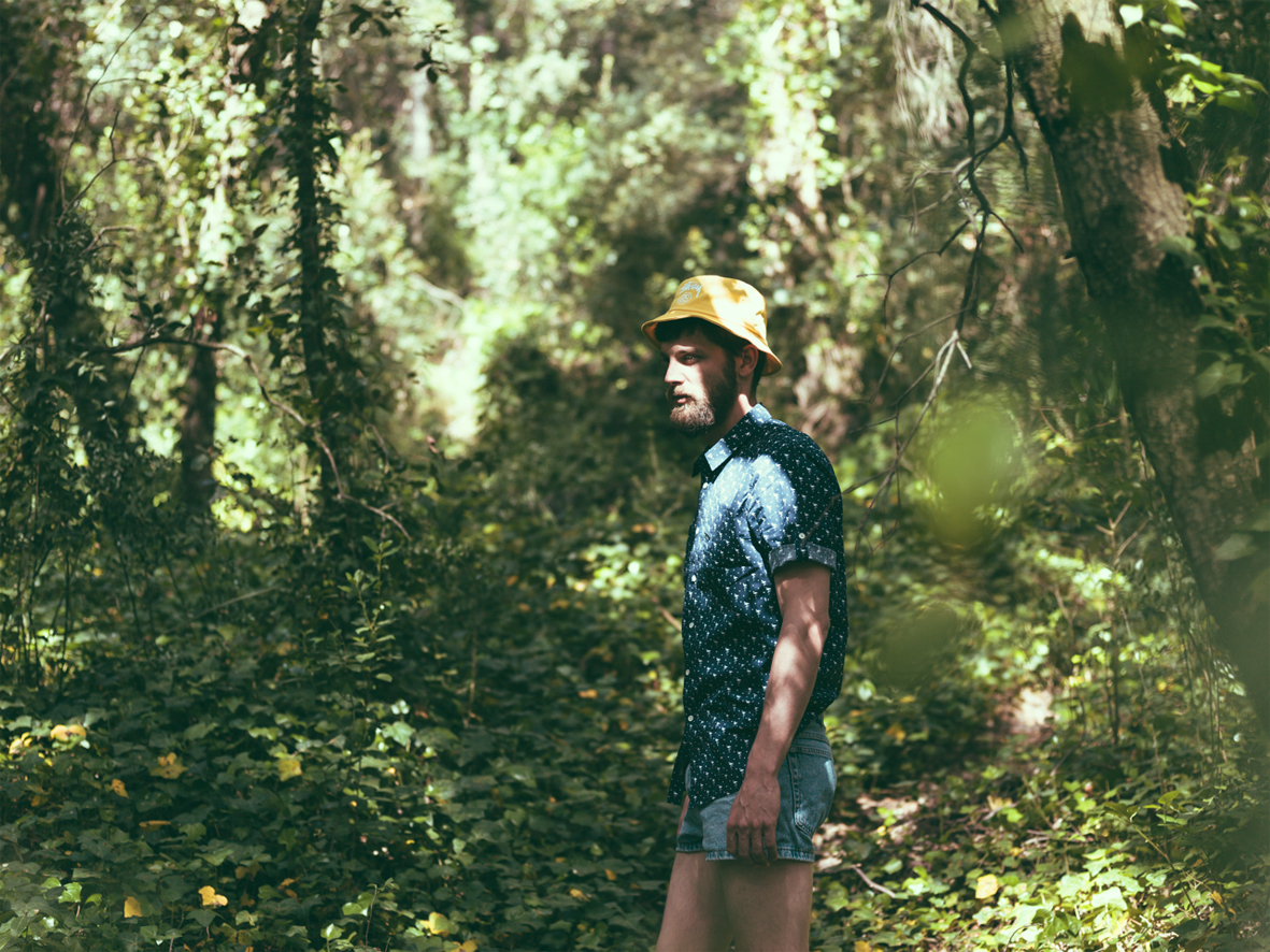 Buckethat de la marca Stussy, camisa de la marca Religion, bermudas vintage de Levis, cinturon de la marca Bellfield