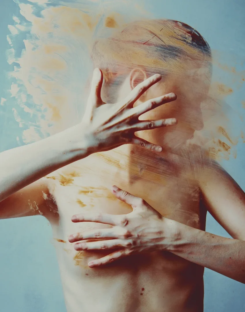 Figura detrás de una superficie translúcida manchada de pintura, obra surrealista de Flora Borsi.