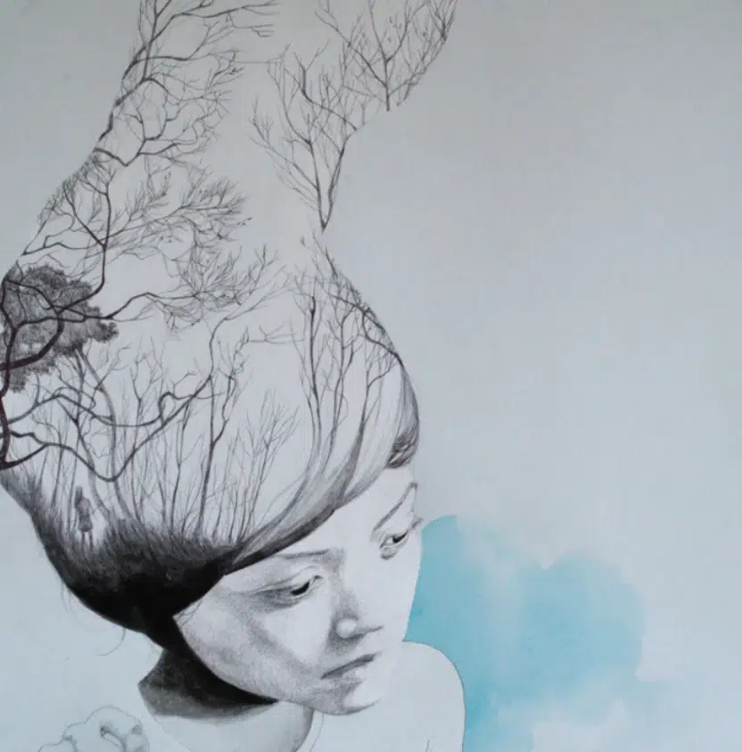 Retrato surrealista en escala de grises con ramas de árbol emergiendo del cráneo, fusión entre naturaleza e introspección