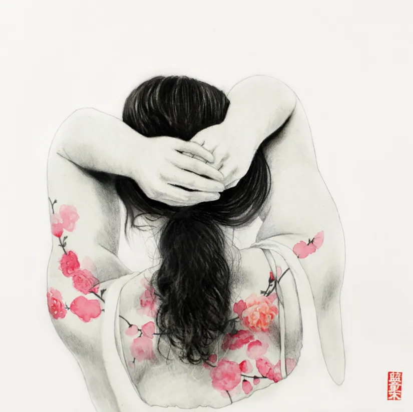 Ilustración en blanco y negro de figura humana con flores rojas y rosas en espalda y brazos, arte contemporáneo con sello asiático