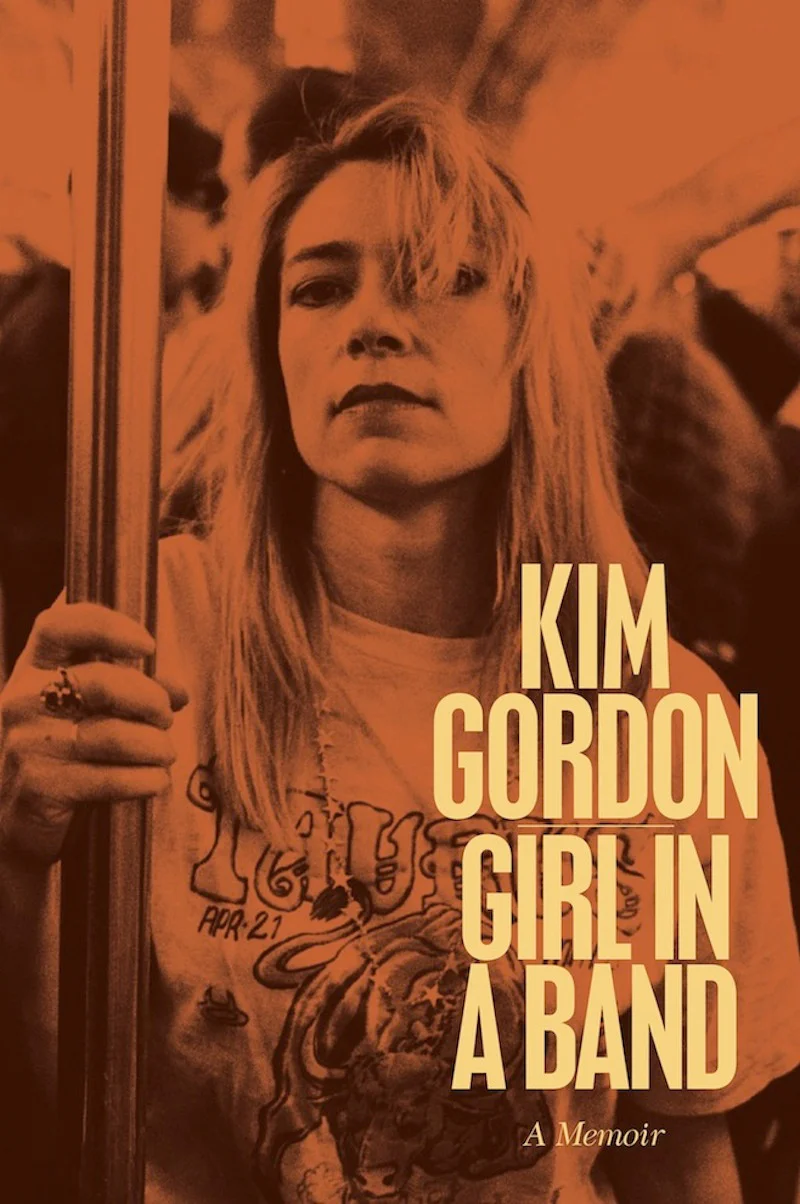Portada del libro “Girl in a Band” con Kim Gordon en tono naranja monocromático