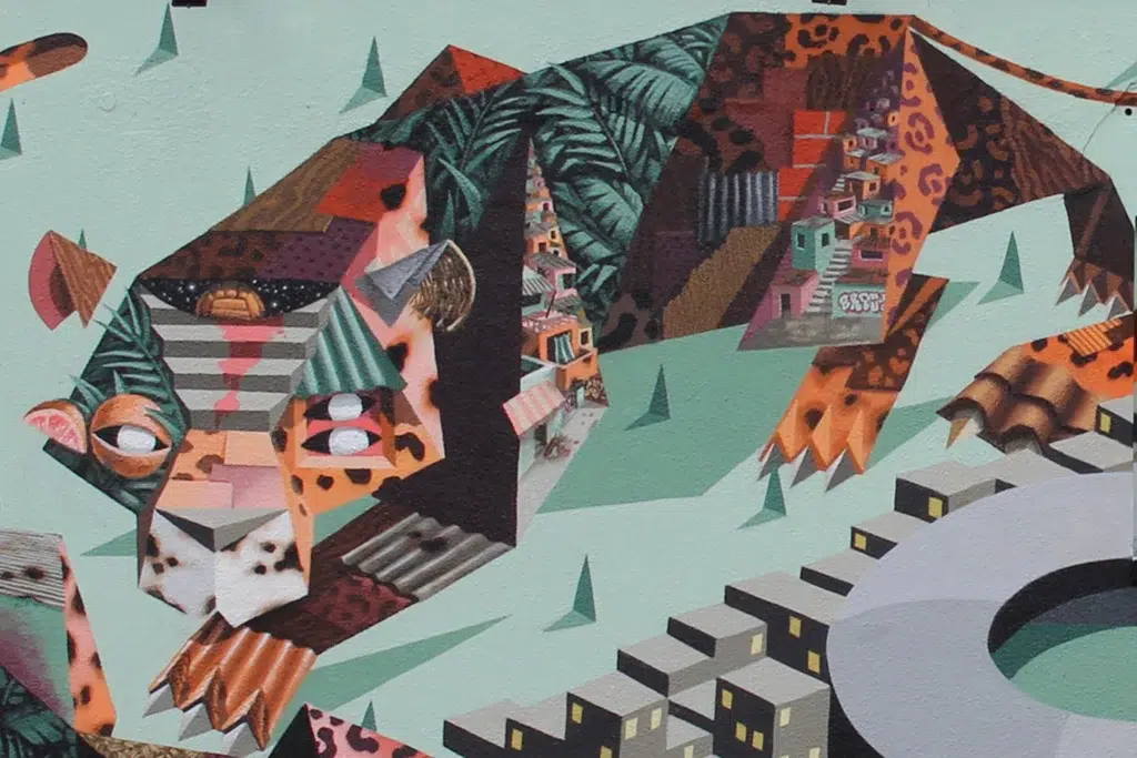 Mural de tigre estilizado compuesto por edificios, tejados y ventanas sobre fondo verde con árboles triangulares y ciudad en la esquina inferior.