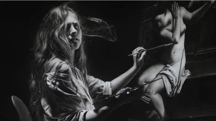 “Obra hiperrealista de Emanuele Dascanio que representa a una mujer pintando a otra figura femenina, en un juego de luz, sombra y reflejo.”
