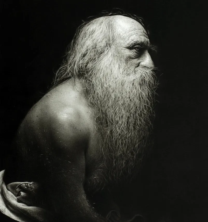 Retrato hiperrealista en blanco y negro de un hombre anciano de perfil, con barba larga y torso desnudo, iluminado dramáticamente sobre fondo oscuro.