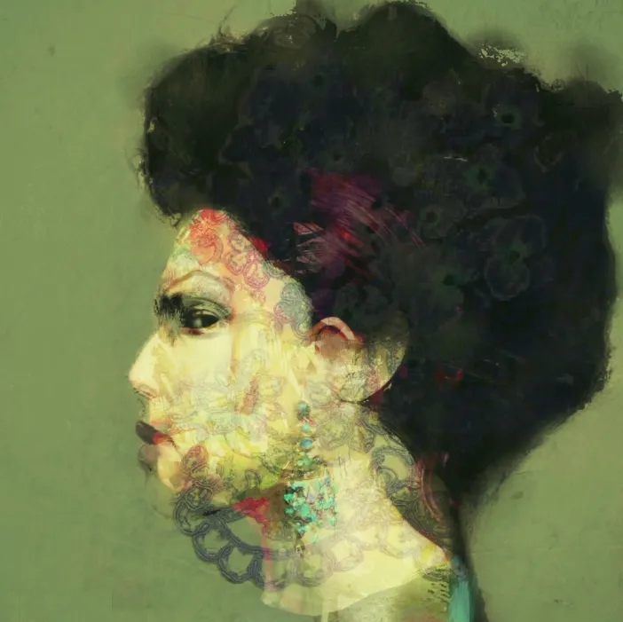 Retrato digital estilizado de perfil femenino con peinado voluminoso, adornos florales y fondo verde, en composición abstracta y ornamental.
