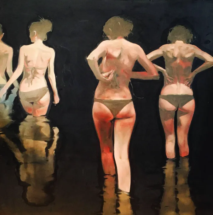 Pintura de cuatro figuras humanas de espaldas, en ropa interior, de pie en agua poco profunda con reflejos sobre fondo oscuro.
