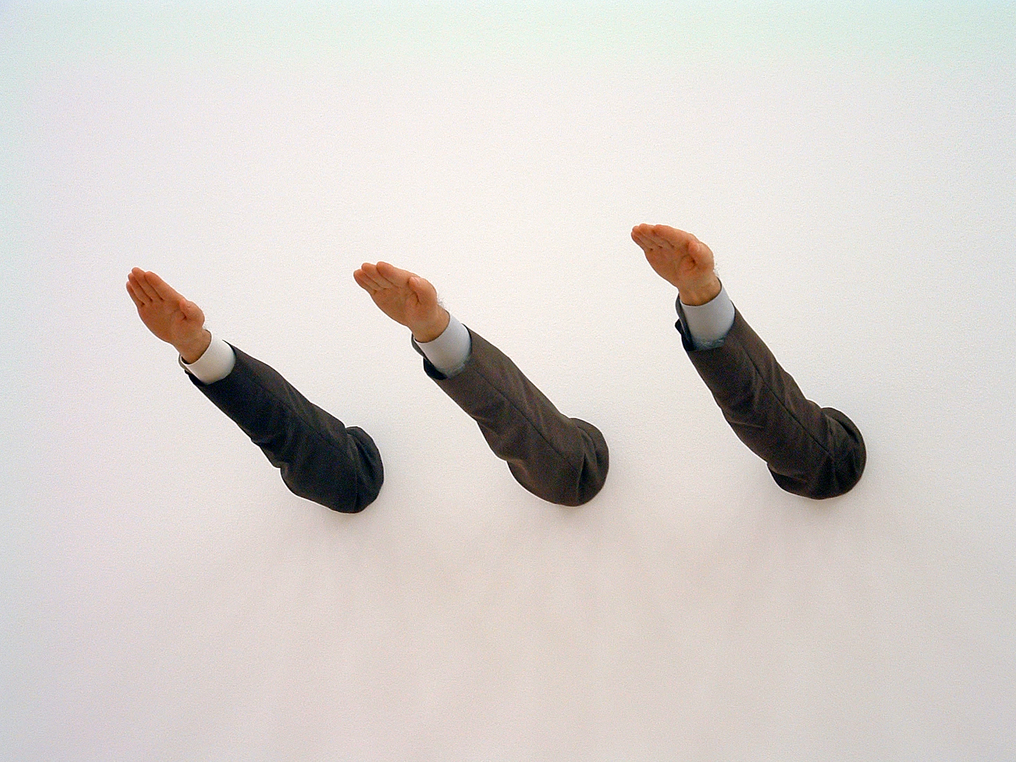 maurizio_cattelan_eingemauerte_nazis