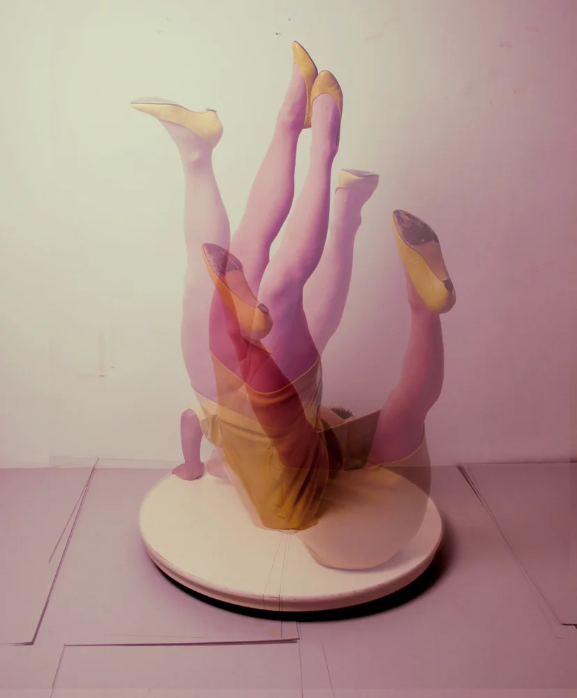 “Composición de piernas en movimiento sobre base circular, obra fotográfica conceptual de Isabelle Wenzel.”