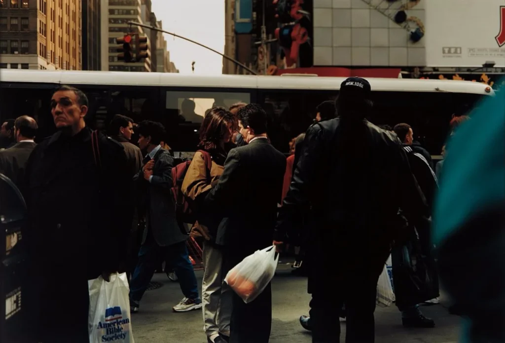 Fotografía de Philip-Lorca diCorcia: escena urbana con personajes en pausa o tránsito