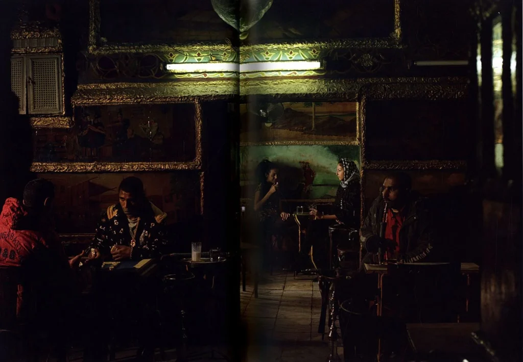 Fotografía de Philip-Lorca diCorcia: interior de café con cinco personas bajo luz tenue