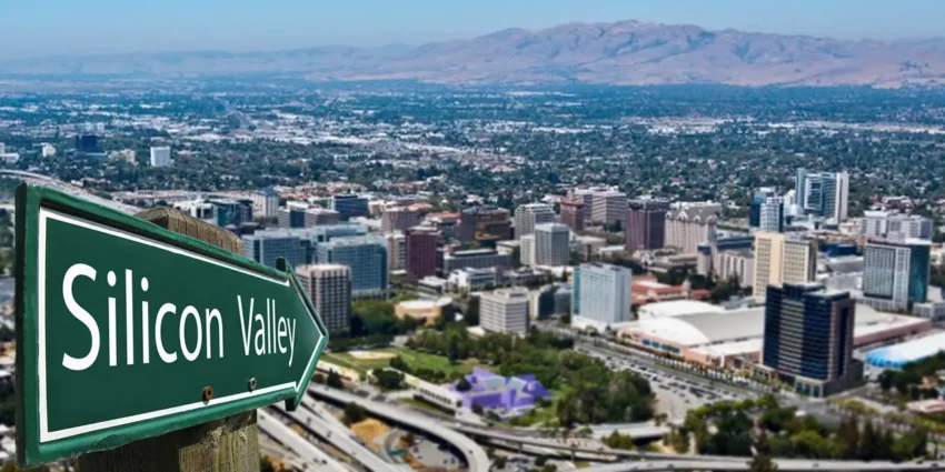 Vista panorámica de Silicon Valley con cartel verde en primer plano.