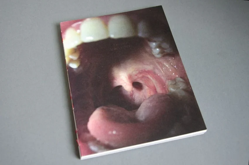 Primer plano del interior de una boca humana, con enfoque anatómico y estética provocadora.