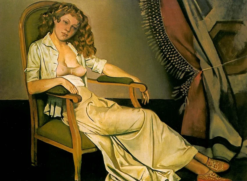 Mujer sentada en un sillón