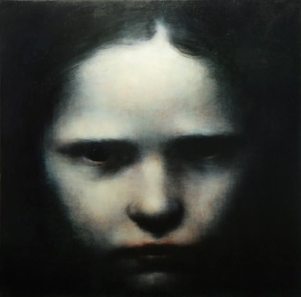 Pintura de un rostro juvenil iluminado parcialmente entre sombras, obra de Maya Kulenovic.