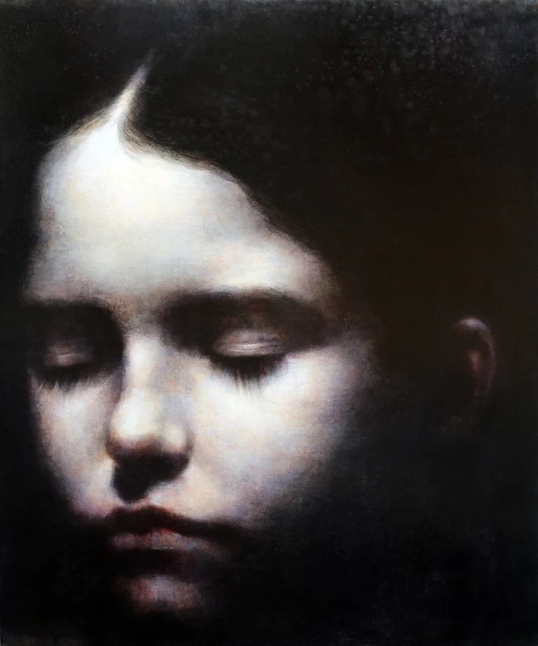 Pintura de un rostro con los ojos cerrados emergiendo de un fondo oscuro, obra de Maya Kulenovic.