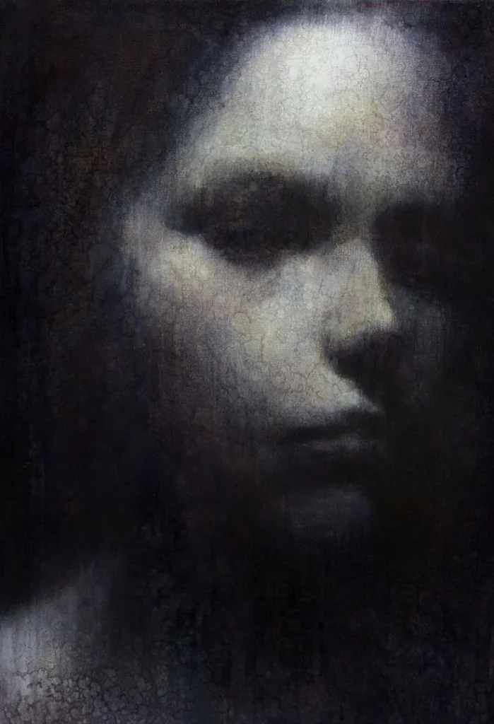 Pintura de un rostro parcialmente iluminado entre sombras, obra de Maya Kulenovic.