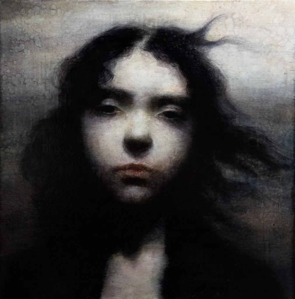 Pintura de un rostro sombrío con cabello oscuro y fondo difuminado, obra de Maya Kulenovic.