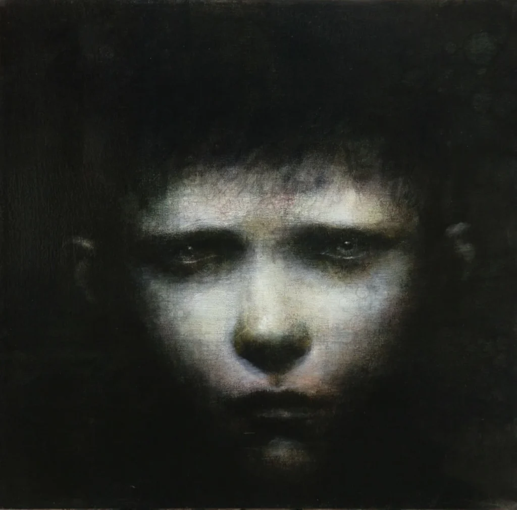 Pintura de un rostro iluminado entre sombras, obra de Maya Kulenovic.