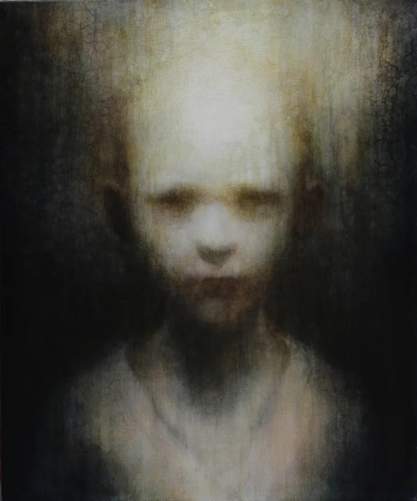 Pintura de figura infantil difusa en tonos oscuros, obra de Maya Kulenovic.