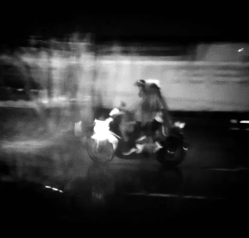 Motociclista en movimiento durante la lluvia en Vietnam.