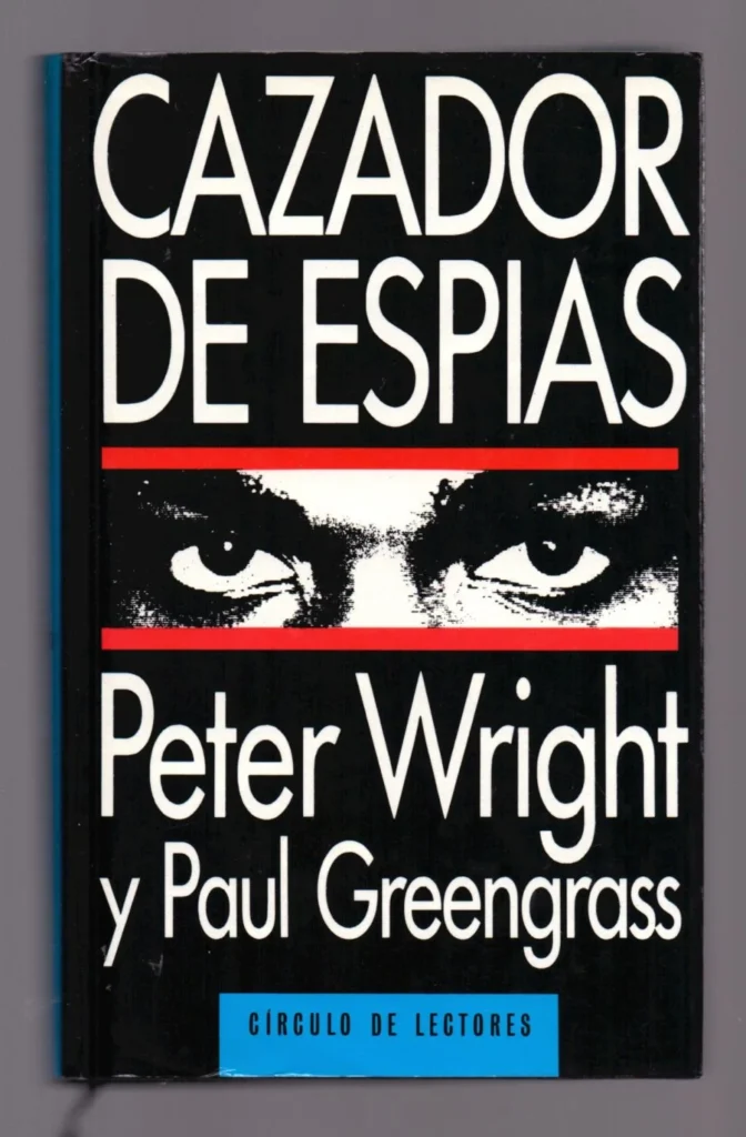 Portada del libro Cazador de espías de Peter Wright y Paul Greengrass, con fondo negro y ojos en blanco y negro entre líneas rojas.