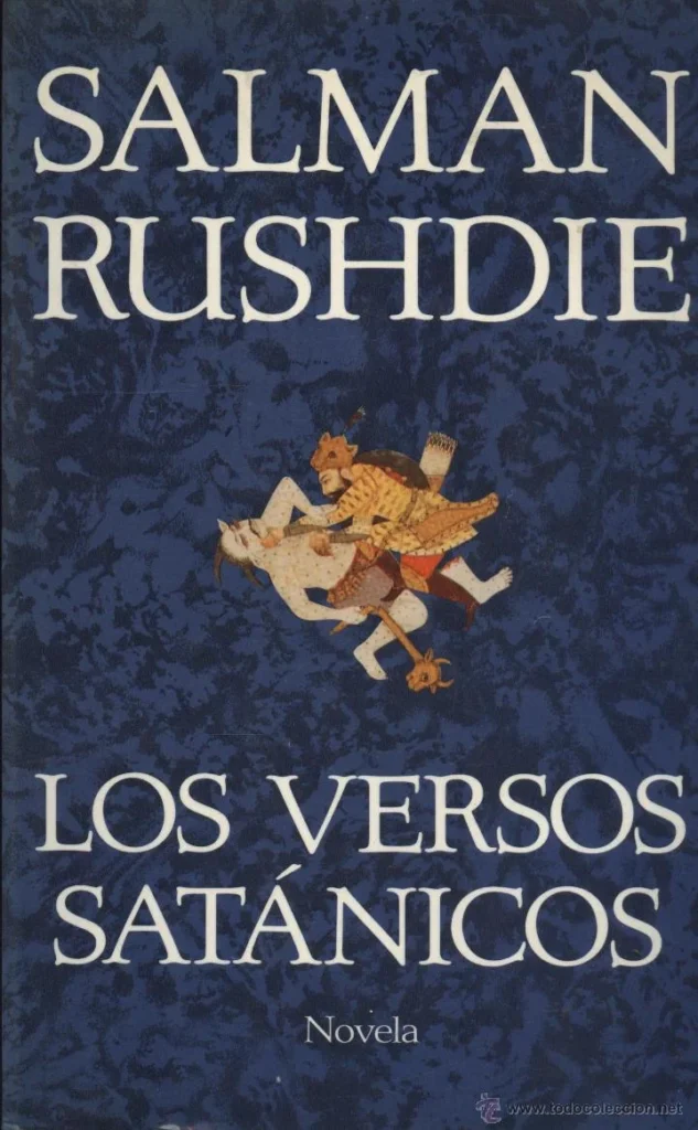 Portada de Los versos satánicos de Salman Rushdie, con fondo azul oscuro y una ilustración central de dos figuras estilizadas.