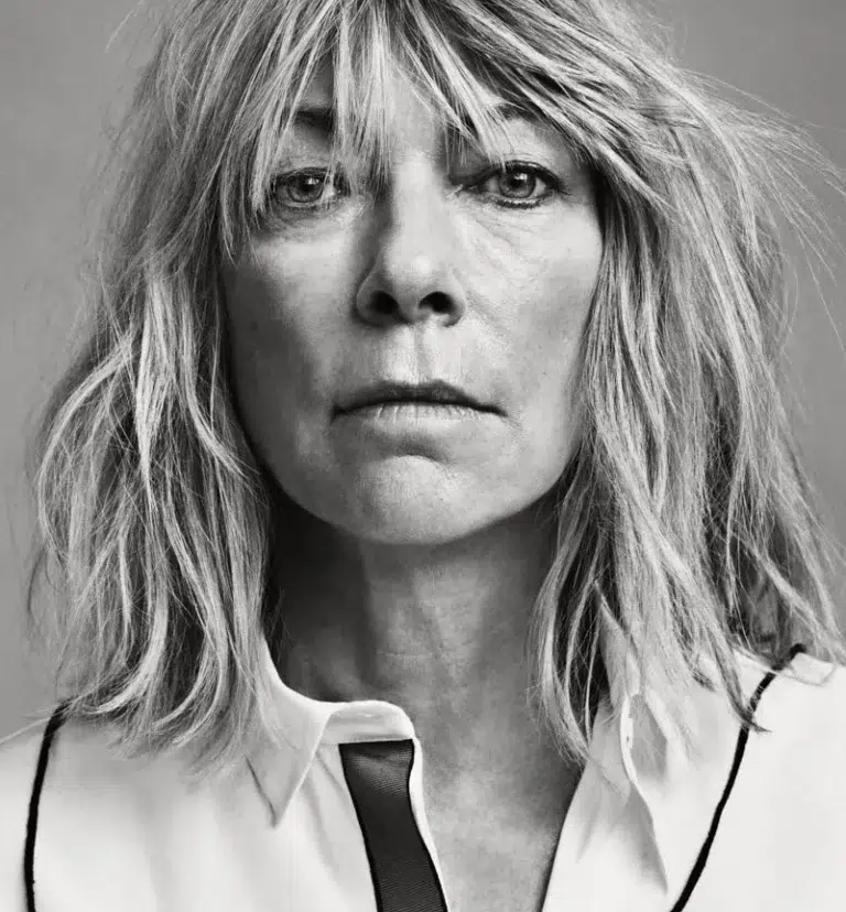 Retrato en blanco y negro de Kim Gordon mirando a cámara