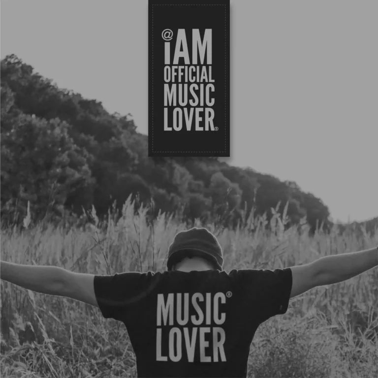 Persona en un campo abierto con camiseta Music Lover y mensaje “I AM OFFICIAL MUSIC LOVER”.