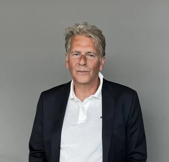 Retrato formal del profesor sueco Magnus Soderlund con expresión neutra