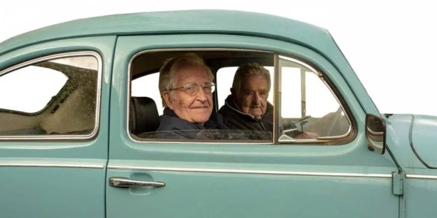 Chomsky y Mujica conversando dentro de un coche clásico azul