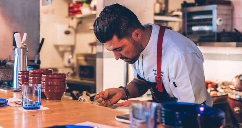 "Chef Jonay Hernández preparando platos de cocina canaria contemporánea en La Vieja restaurante Palma de Mallorca"