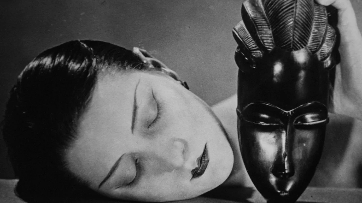 Rostro femenino junto a máscara africana en la fotografía surrealista Noire et Blanche de Man Ray