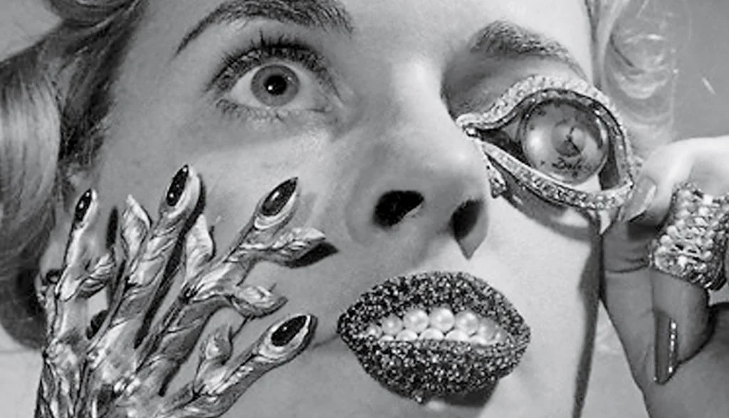 Retrato surrealista con boca perlada, ojo-reloj y mano con ojos, inspirado en Man Ray