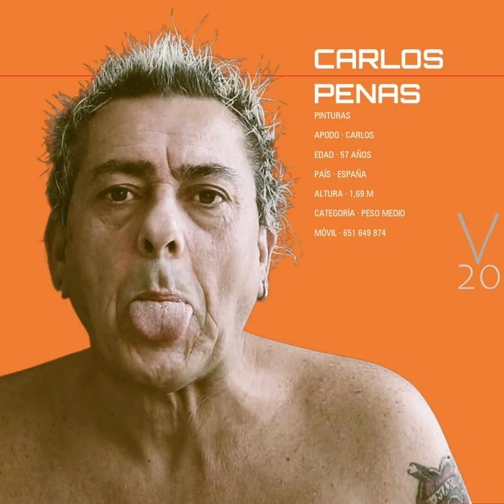 Carlos Penas, retrato provocador sin camiseta, pelo erizado y lengua fuera sobre fondo naranja.