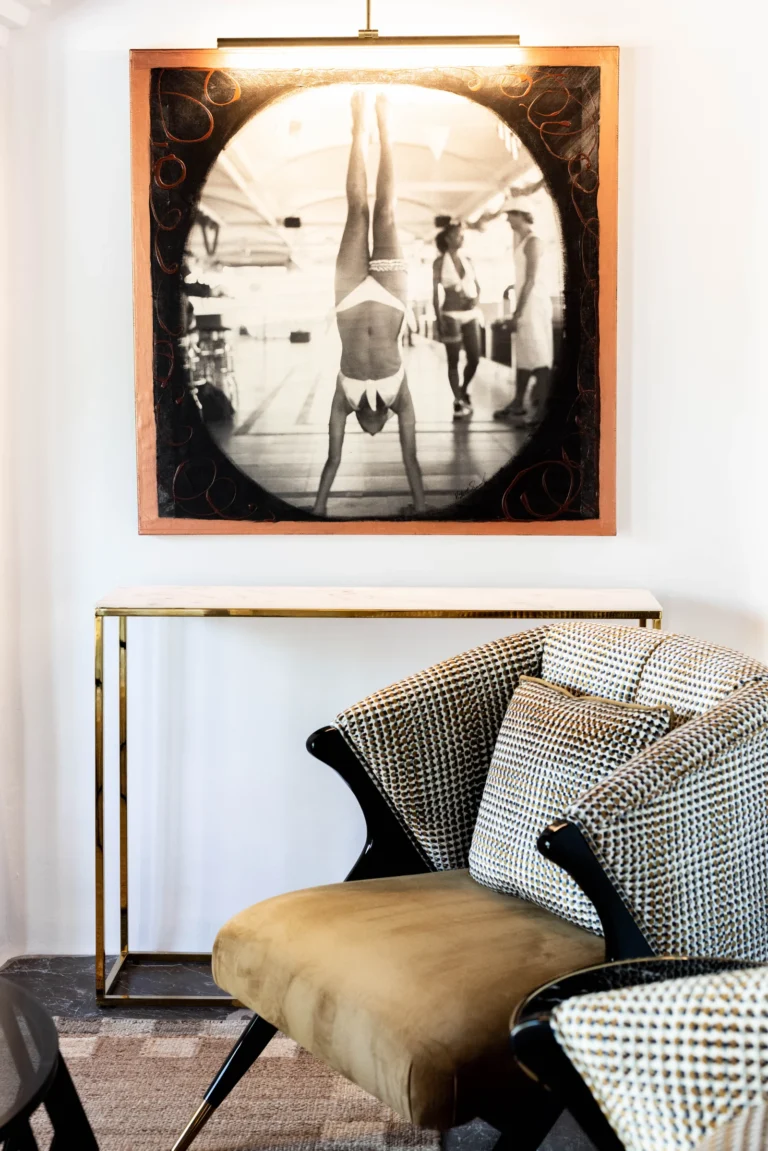 Interior de Pikes Ibiza con fotografía en blanco y negro, mobiliario contemporáneo y luz cálida.