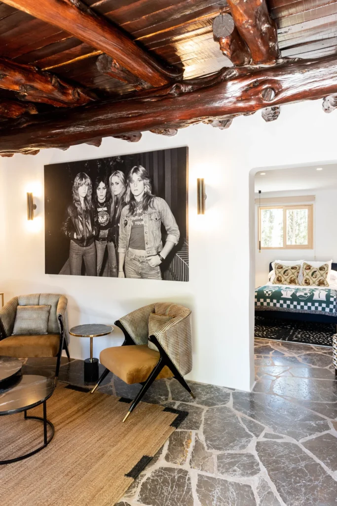 Interior de Pikes Ibiza con fotografía en blanco y negro, mobiliario moderno y techo de vigas de madera.