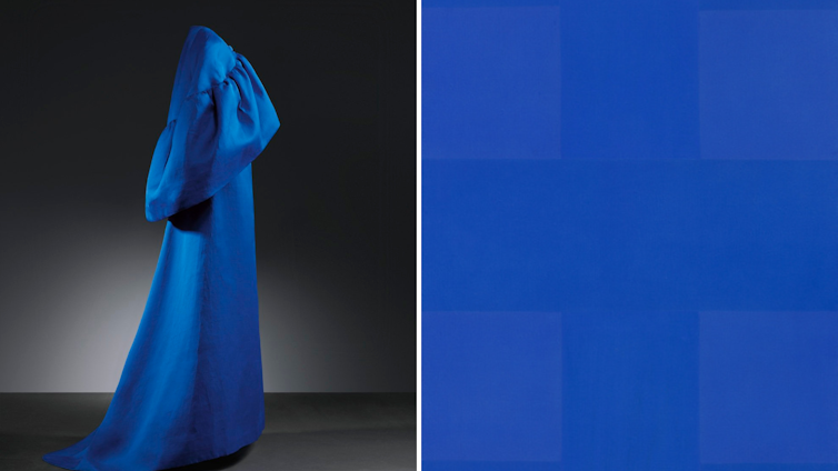 A la izquierda, el modelo 125 de la colección de verano de 1965 de Balenciaga. A la derecha, _Abstract Painting, Blue_, de Ad Reinhardt, 1953.