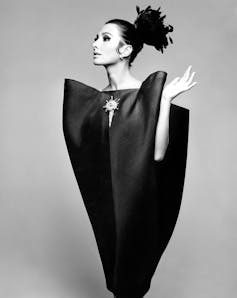 Alberta Tiburzi con vestido 'envelope' de Cristóbal Balenciaga, _Harper's Bazaar_, junio de 1967.