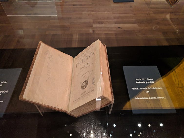 Primera edición de _Fortunata y Jacinta_ de Benito Pérez Galdós, 1887, expuesta en la Biblioteca Nacional de España.