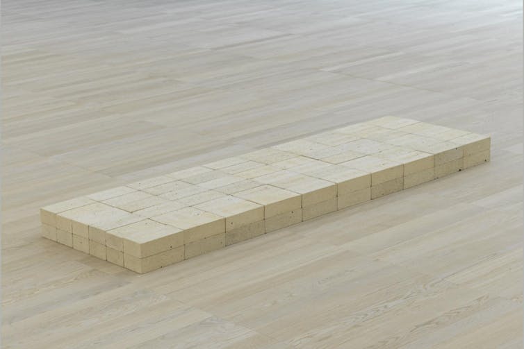 Una serie de bloques apilados en el suelo en forma rectangular.