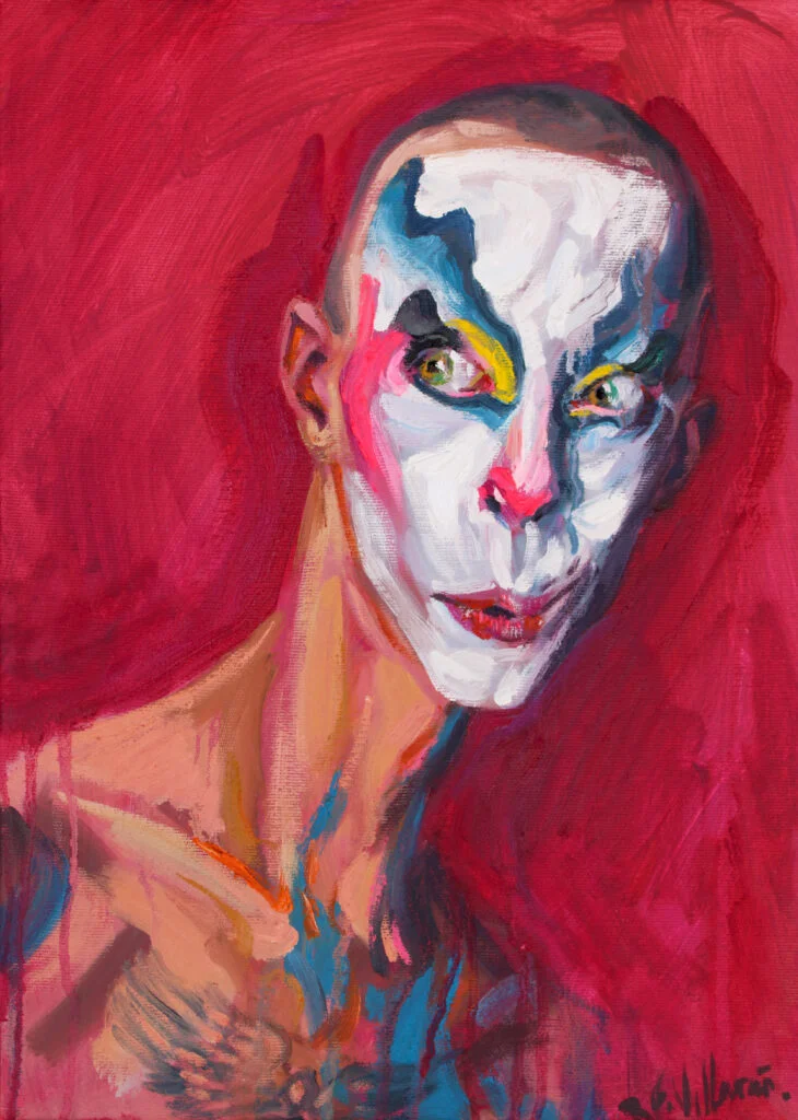 Retrato expresionista de una figura Drag calva con maquillaje intenso y fondo rojo, obra de Antonio García Villarán.