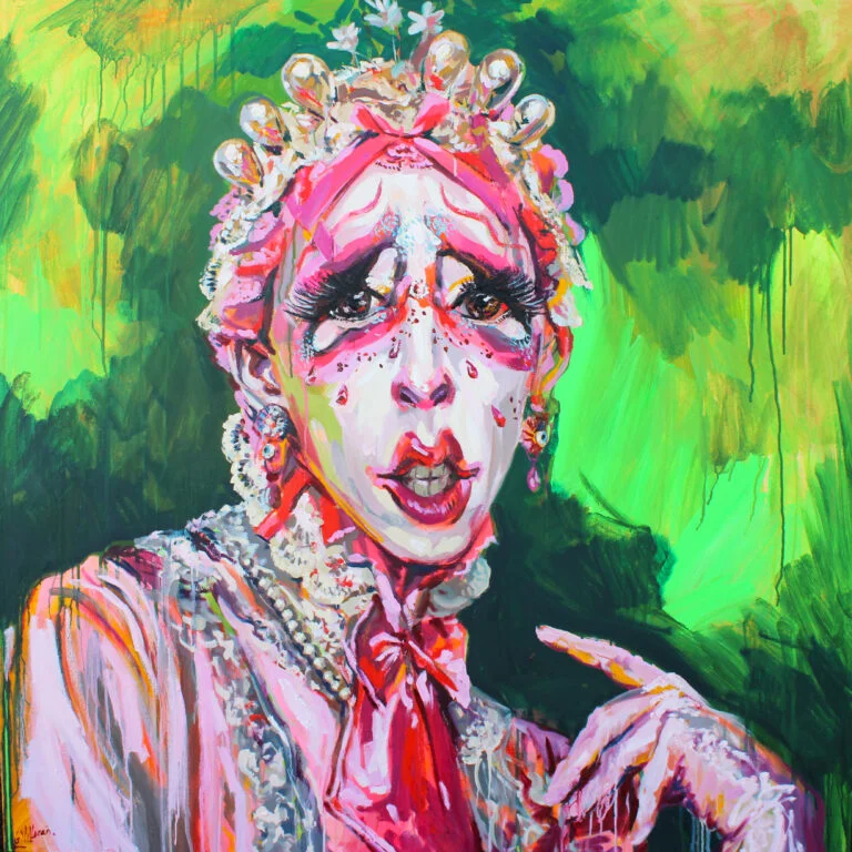 Retrato Drag de estética barroca con maquillaje intenso y fondo verde vibrante, obra de Antonio García Villarán.