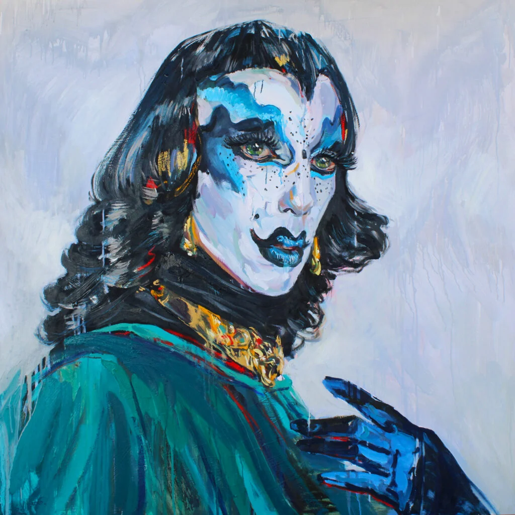 Retrato expresivo en tonos azules de una figura Drag con maquillaje teatral y gesto contenido, obra de Antonio García Villarán.