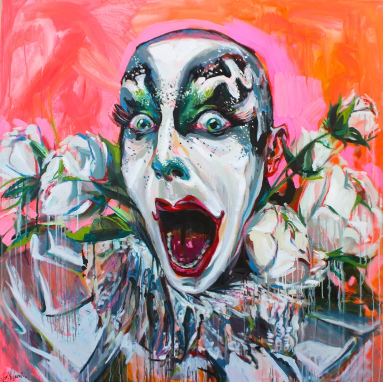 Retrato Drag expresionista con cabeza calva, flores blancas y gesto de grito, obra de Antonio García Villarán.