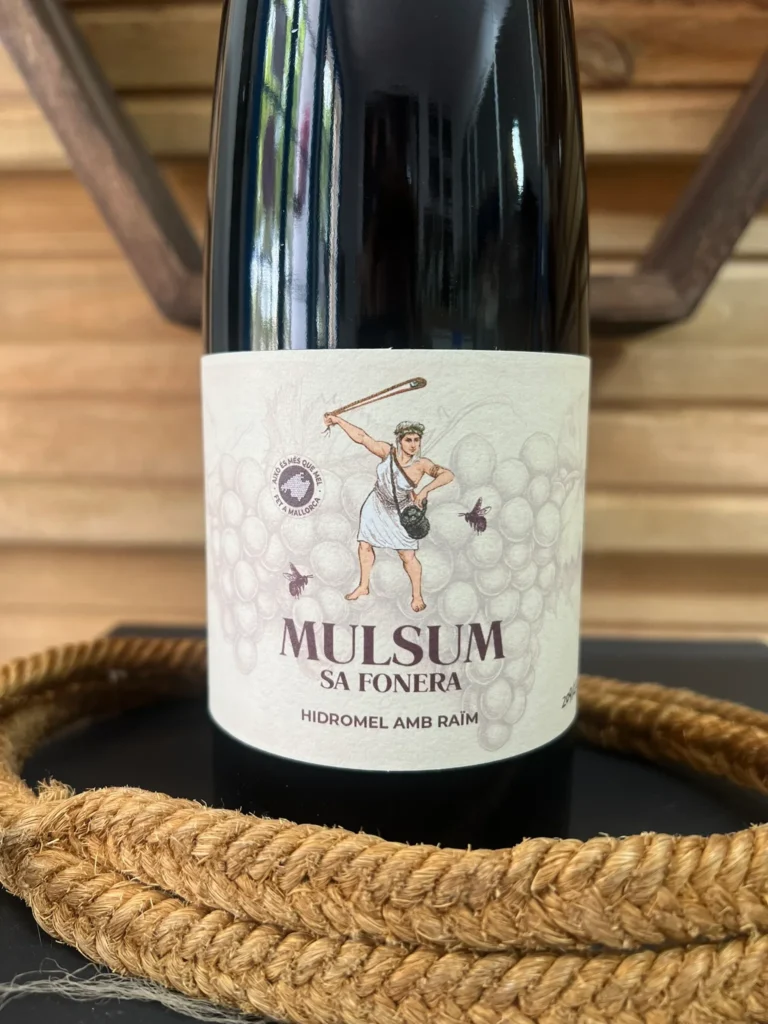 Botella de Mandrágora Hidromel Mulsum Elixirum sobre cuerda rústica, con etiqueta ilustrada de estilo clásico.