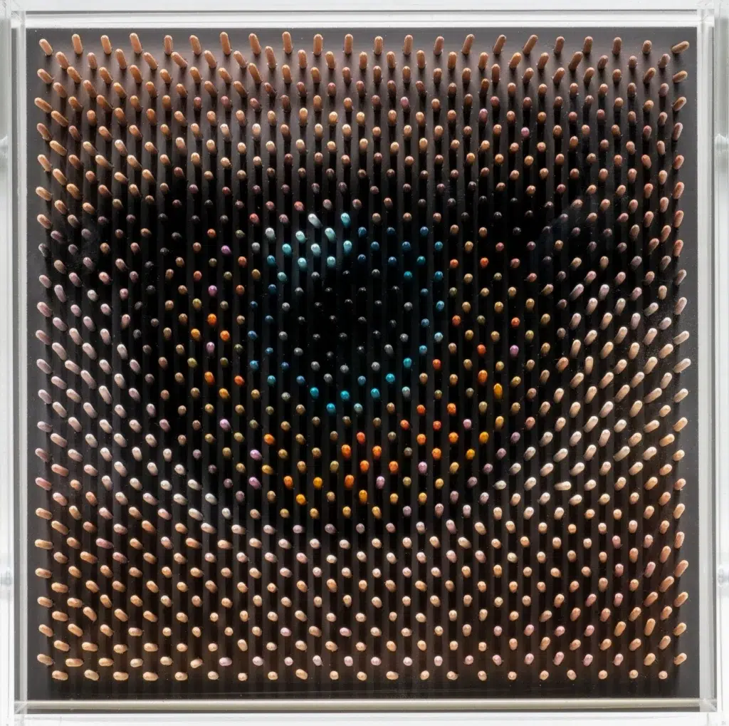 Su lenguaje artístico, donde madera pintada, acrílico y vidrio se ensamblan en estructuras tridimensionales, conecta con la tradición experimental de la escultura contemporánea.