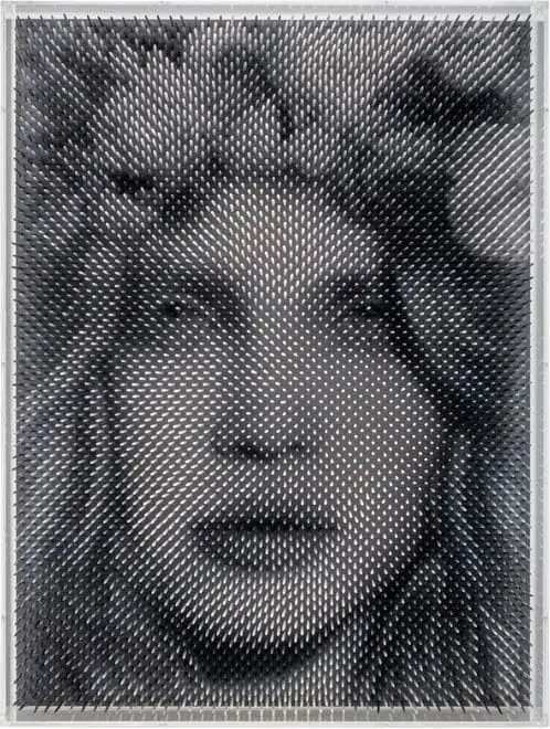 Los retratos ópticos de Maxim Wakultschik, obra realizada en palillos pintados de madera y protegidos con acrílico
