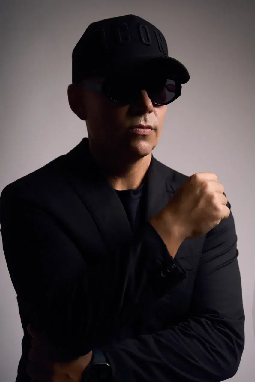 Toni Marqués con look monocromático y gorra “ICON”, símbolo de transformación artística.
