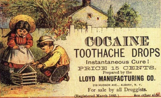 Publicidad vintage de 1885 para "Cocaine Toothache Drops", con ilustración de dos niños jugando frente a una casa con valla blanca.