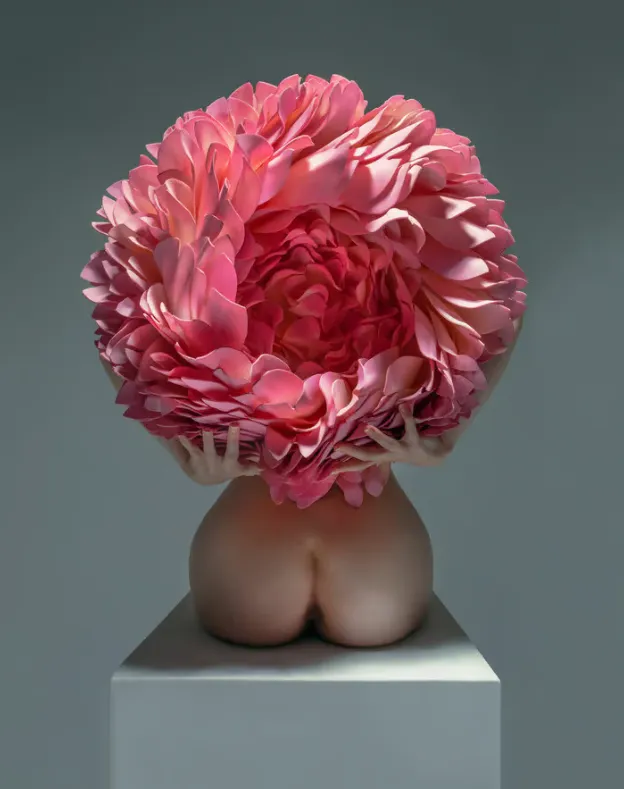 Figura humana desnuda arrodillada sobre pedestal, con cabeza sustituida por una gran flor rosa, en fotografía surrealista sobre fondo gris.